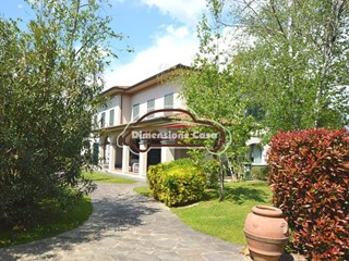 Villa in Vendita a Capannori, zona Segromigno In Piano, 1'300'000€, 450 m², con Box