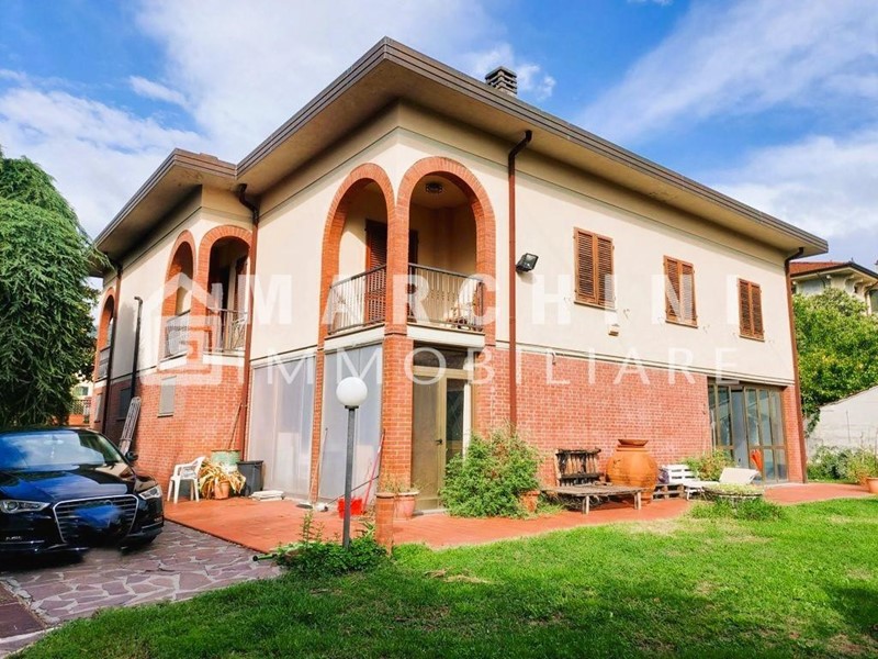 Villa in Vendita a Capannori, zona Marlia, 539'000€, 350 m², con Box
