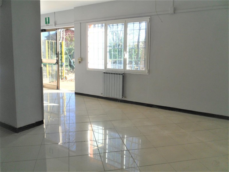 Immobile commerciale in Vendita a Capannori, zona Zone, 150'000€, 220 m²