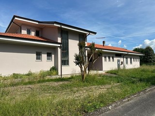 Immobile commerciale in Vendita a Capannori, zona Zone, 150'000€, 220 m²