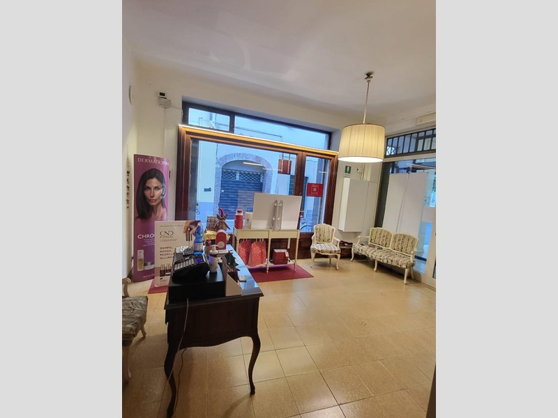 Laboratorio in Affitto a Lucca, 1'300€, 90 m²