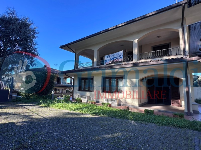 Villa bifamiliare in Vendita a Grottaferrata, 649'000€, 350 m²