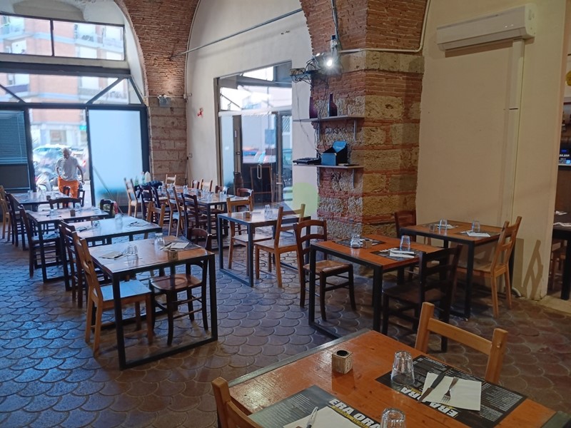 Attività commerciale in Vendita a Livorno, zona Venezia, 100'000&euro;, 400 m²