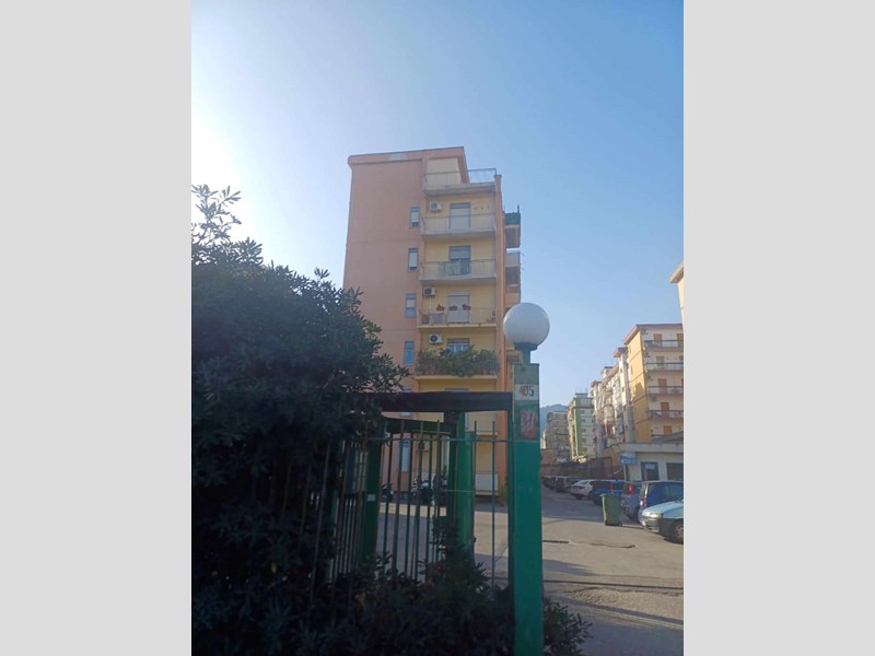 Appartamento in Vendita a Palermo, zona ROMAGNOLO, 135'000&euro;, 120 m²