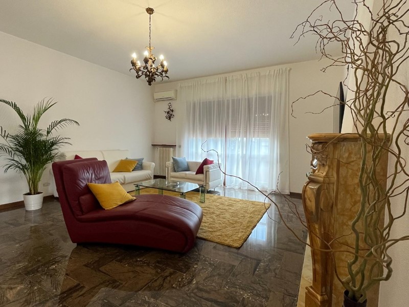 Casa Semi Indipendente in Vendita a Pietrasanta, zona Strettoia, 390'000€, 210 m², arredato, con Box