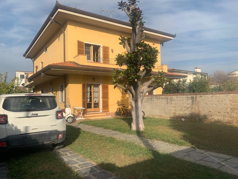 Villa bifamiliare in Vendita a Carrara, zona Marina di Carrara, 580'000€, 200 m², arredato