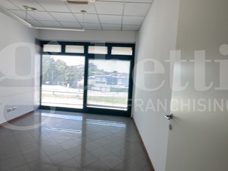 Ufficio in Vendita a Merone, 300'000€, 320 m²