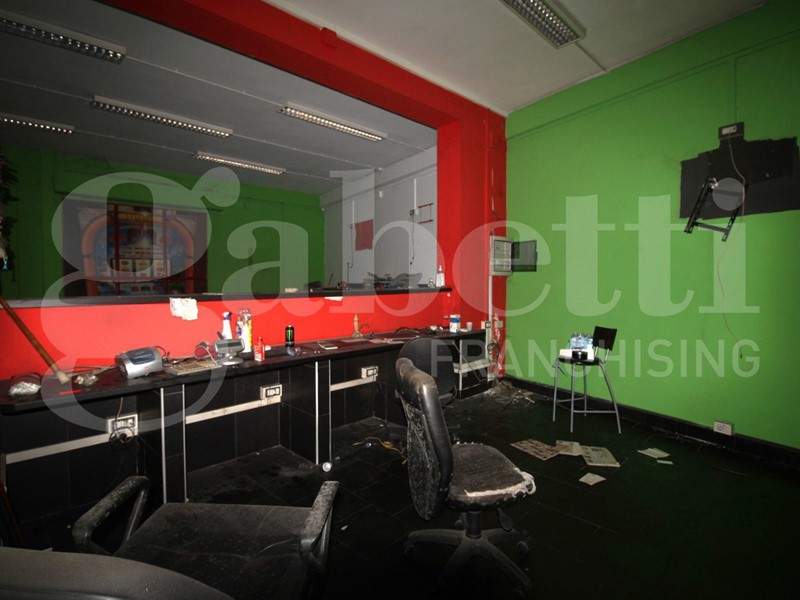 Negozio in Affitto a Arzano, 800€, 126 m²