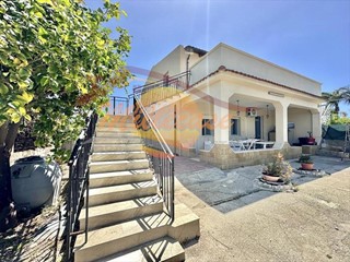 Villa in Vendita a Siracusa, zona Fanusa, 210'000&euro;, 160 m²