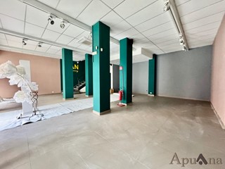 Immobile commerciale in Affitto a Massa, 3'200€, 300 m²