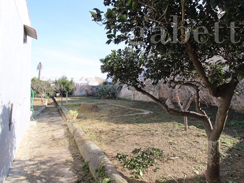 Casa Indipendente in Vendita a Copertino, 165'000€, 450 m²