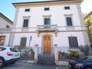 Villa in Vendita a Vinci, 890'000€, 550 m², arredato