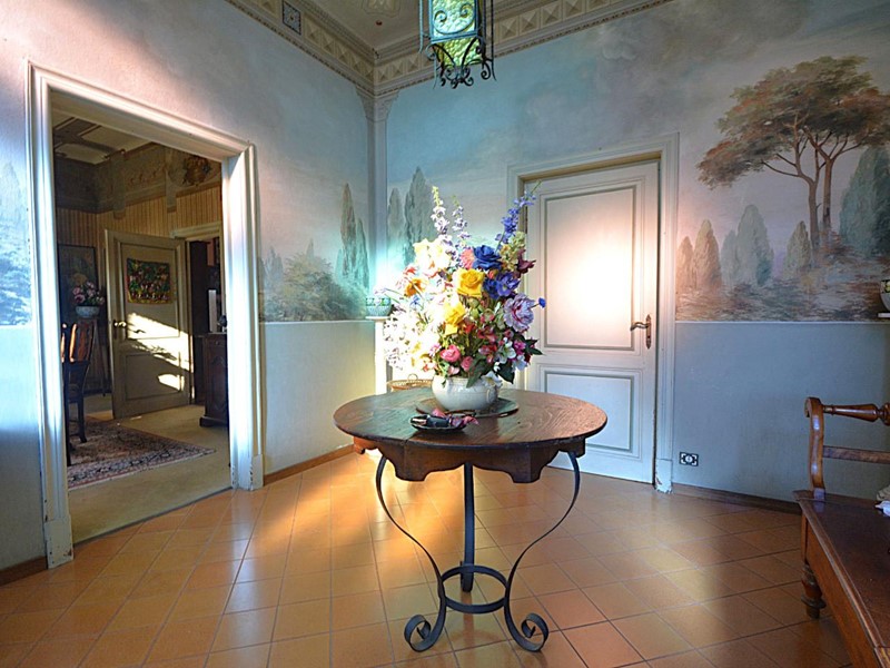 Villa in Vendita a Lucca, zona Ponte a Moriano, 645'000€, 380 m², con Box