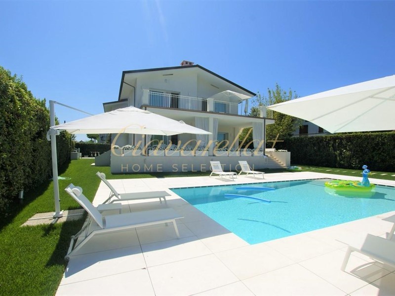 Villa in Affitto a Forte dei Marmi, 2'000€, 250 m², arredato