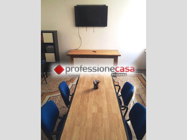 Negozio in Affitto a Livorno, 800€, 90 m²