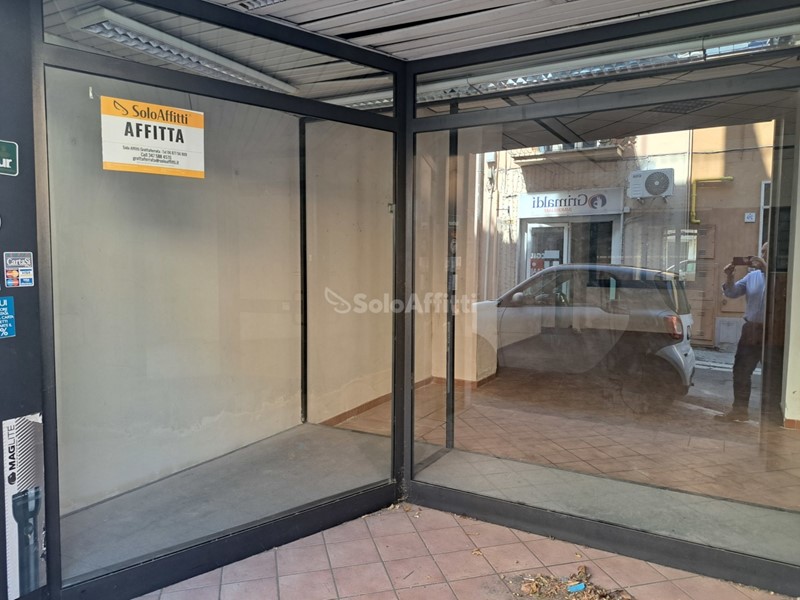 Capannone in Affitto a Grottaferrata, 1'900€, 100 m²