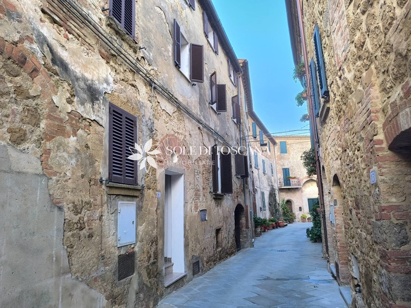 Appartamento in Vendita a Trequanda, zona Castelmuzio, 150'000€, 169 m²