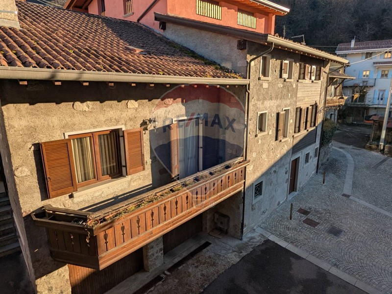 Casa Indipendente in Vendita a Pian Camuno, 379'000€, 260 m², arredato