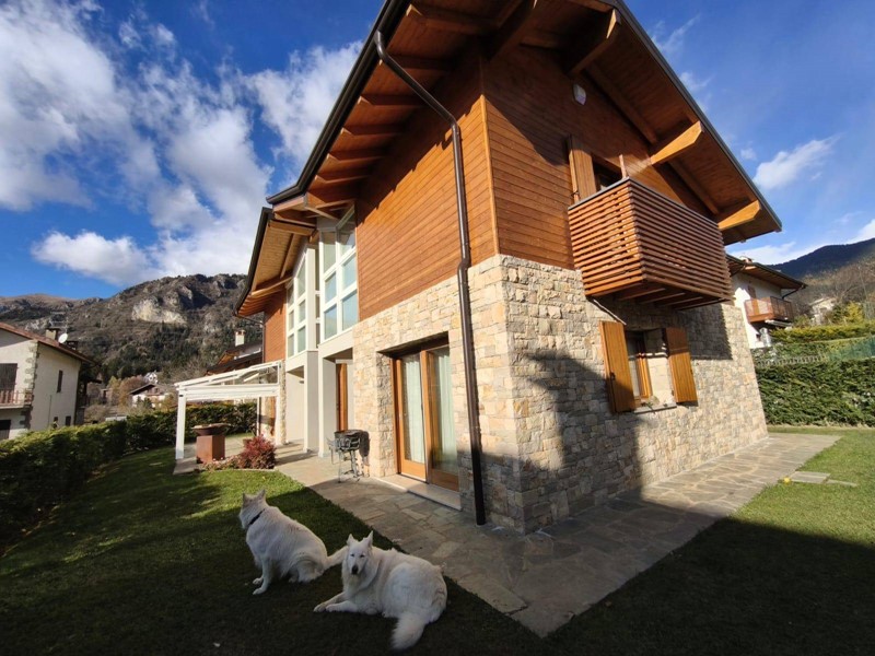 Villa in Vendita a Castione della Presolana, zona Dorga, 799'000€, 300 m², arredato