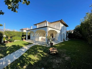 Villa in Affitto a Forte dei Marmi, 120'000€, 250 m², arredato