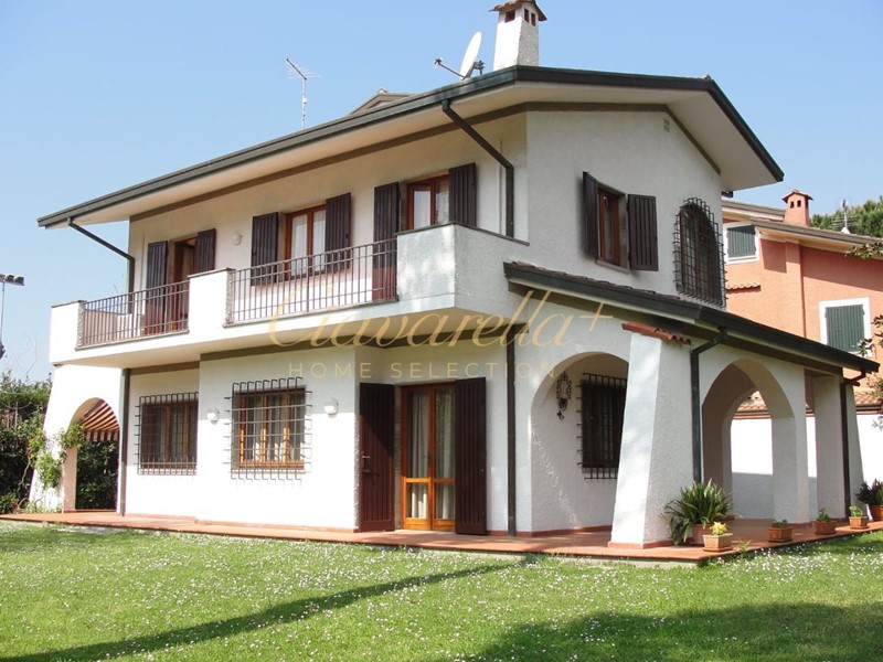 Villa in Vendita a Forte dei Marmi, zona Roma Imperiale, 2'500'000€, 230 m², arredato