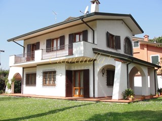 Villa in Vendita a Forte dei Marmi, zona Roma Imperiale, 2'500'000€, 230 m², arredato