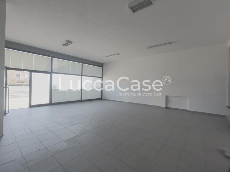 Immobile commerciale in Vendita a Capannori, zona Lammari, 140'000€, 121 m²