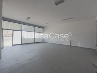 Immobile commerciale in Vendita a Capannori, zona Lammari, 140'000€, 121 m²