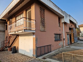 Capannone in Vendita a Santo Stefano Ticino, 350'000€, 450 m²