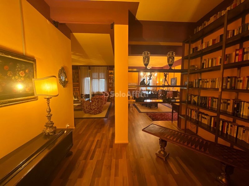 Appartamento in Affitto a Modena, 1'500€, 240 m²