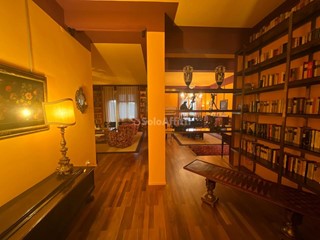 Appartamento in Affitto a Modena, 1'500&euro;, 240 m²