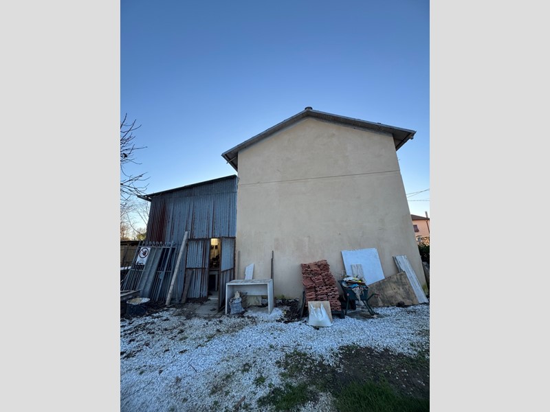 Capannone in Vendita a Pietrasanta, 180'000€, 140 m²