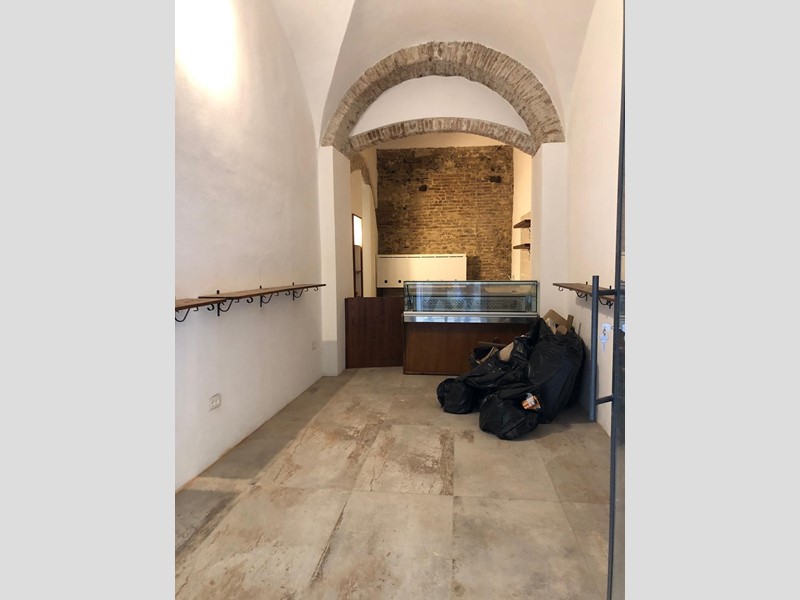Negozio in Affitto a Pisa, 2'500€, 22 m²