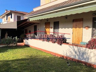 Casa Semi Indipendente in Vendita a Montignoso, zona Cinquale, 520'000&euro;, 150 m², arredato