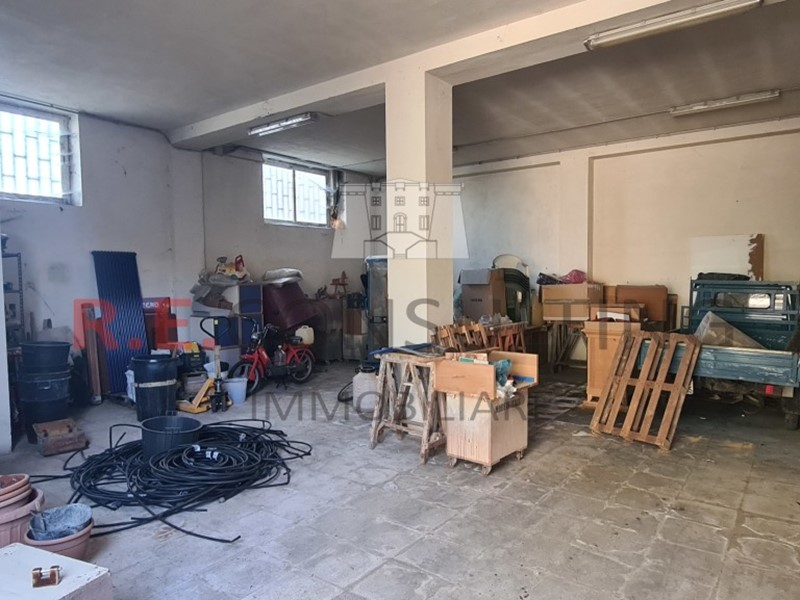 Capannone in Vendita a Martina Franca, 370'000€, 300 m²