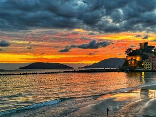 Appartamento in Vendita a Lerici, zona San Terenzo, 375'000&euro;, 120 m², arredato