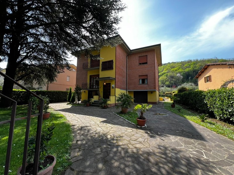 Villa in Vendita a Lucca, zona Sesto di Moriano, 350'000€, 333 m², arredato, con Box