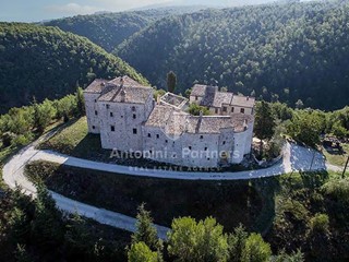 Casa Indipendente in Vendita a Massa Martana, 650'000€, 1300 m²