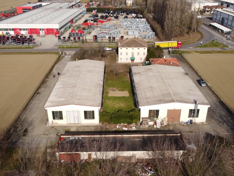 Capannone in Vendita a Sissa Trecasali, zona Ronco Campo Canneto, 1770 m², con Box