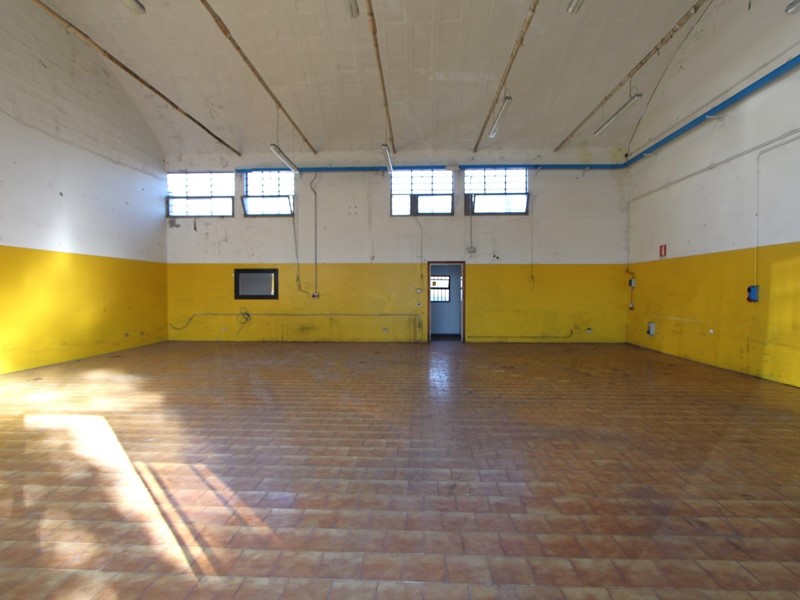 Immobile commerciale in Affitto a Valsamoggia, 1'200€, 160 m²