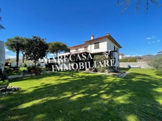 Villa in Vendita a Carrara, zona Marina di Carrara, 780'000€, 300 m², arredato