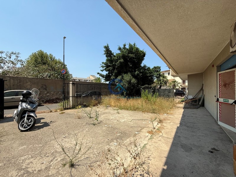 Immobile commerciale in Vendita a Reggio Calabria, 70'000€, 122 m²