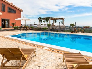 Casa Indipendente in Vendita a Aci Catena, 1'440'000€, 400 m²