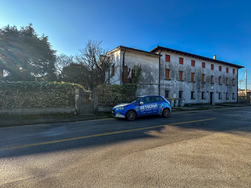 Casa Indipendente in Vendita a Palmanova, 139'000€, 398 m²