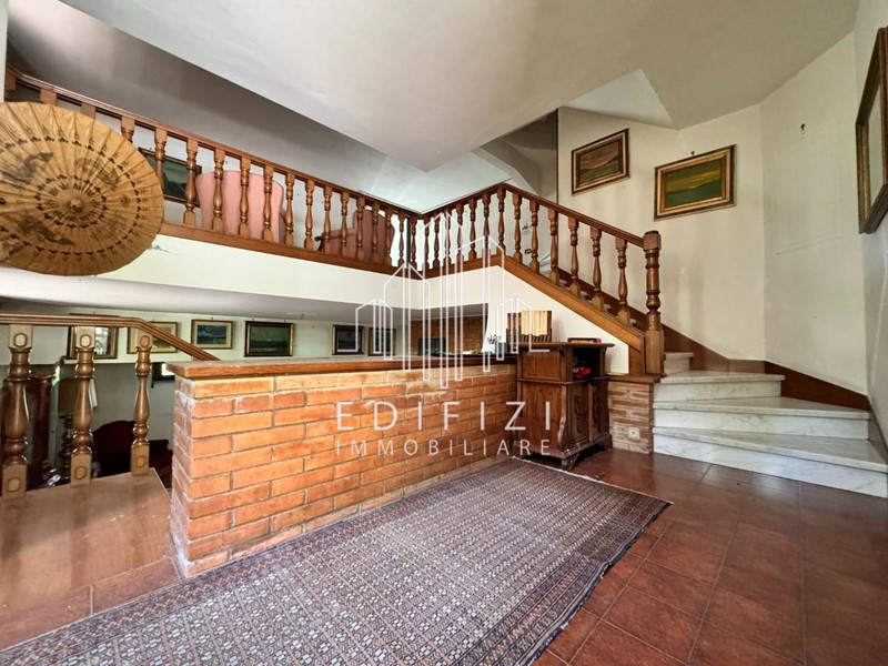 Villa bifamiliare in Vendita a Carrara, 350'000€, 280 m²