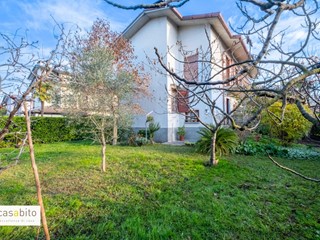 Villa bifamiliare in Vendita a Boltiere, 245'000€, 170 m², arredato, con Box