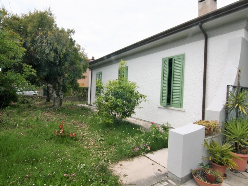Casa Indipendente in Vendita a Carrara, zona Marina di Carrara, 500'000€, 150 m²