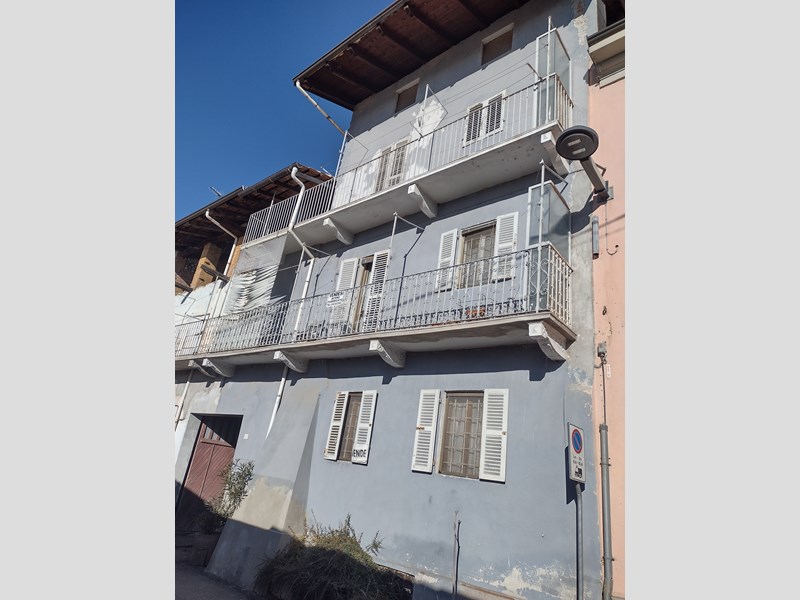 Rustico in Vendita a Gattinara, zona centrale, 30'000€, 220 m², arredato