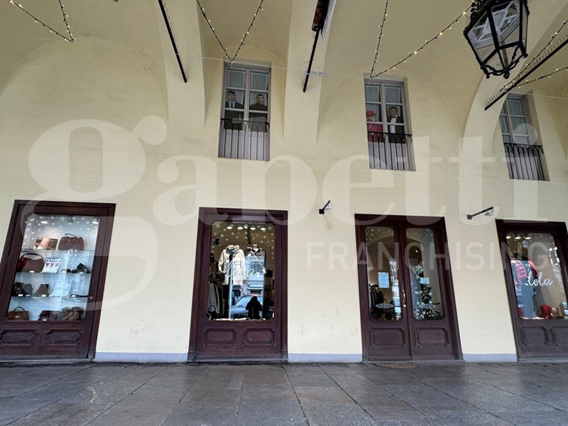 Negozio in Affitto a Pinerolo, 3'000€, 110 m²