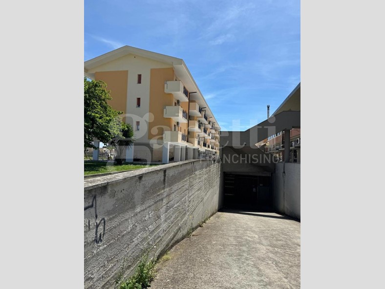 Magazzino in Vendita a Aprilia, 109'000€, 212 m²